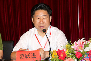 会上,学校党委书记范跃进代表学校致辞。