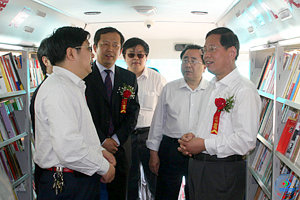 开幕式后,在beat365升华广场举行了“构建学习型社会,建设经济文化强省”的主题展