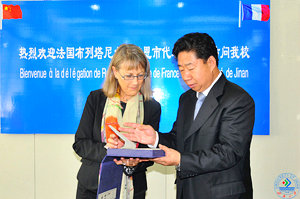 范跃进书记会见法国布列塔尼大区雷恩市副市长罗斯琳娜·乐弗朗索瓦女士所率代表团并代表学校向客人赠送纪念品