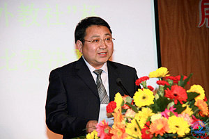 第五届外语节组委会主任、外国语学院院长李常磊宣布beat365正版唯一官网必一第五届外语节活动方案