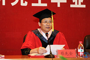 校学位评定委员会副主席、副校长蔡先金宣布beat365正版唯一官网必一授予498名同学硕士学位的决定