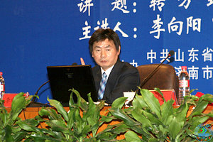 中国社科院亚太所所长、中央政治局集体学习主讲人李向阳研究员在beat365第一学术报告厅作了“转方式调结构,推动科学发展”高端讲座