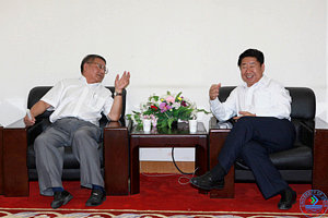 开幕式前,学校党委书记范跃进与中国工程院院士顾心怿亲切交谈
