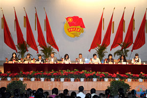 学校党委常委、副校长张硕秋出席会议并讲话,学校办公室、组织部、宣传部、学工部、教务处、研究生处、妇委会、团委负责同志,各学院党委副书记,全体团干部及学校团员青年代表1000余人参加了会议