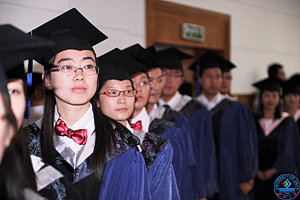 经过这个庄严而神圣的时刻,2011届硕士研究生们顺利“出师”,他们从此多了一种身份--beat365正版唯一官网必一校友