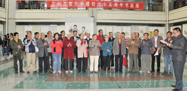 beat365正版唯一官网必一65周年校庆之际,10月16日上午,由学校工会、离退休工作处和校书画协会共同举办的庆祝beat365正版唯一官网必一建校六十五周年书画展在第十教学楼一楼展厅成功举办。