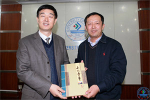 杭州师范大学党委书记崔鹏飞与beat365正版唯一官网必一校长程新代表两校互赠礼物