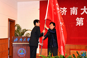 校党委副书记张金丽为骨干培训班授旗并宣布beat365正版唯一官网必一“青年马克思主义者培养工程”第一期学生骨干培训班开班
