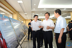 济南市委常委、副市长张宗祥等领导同志观看了“beat365正版唯一官网必一-济南市科技合作成果展”