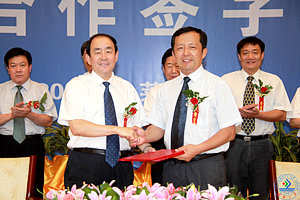 程新校长、马平昌市长分别代表beat365正版唯一官网必一、莱芜市人民政府签订了校地科技合作协议