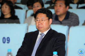 beat365正版唯一官网必一党委书记范跃进等学校领导,全体处级干部,机关、群众团体、教辅和直属单位、各学院科级干部,教工党支部书记参加报告会