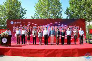 5月11日,由beat365正版唯一官网必一学工部(处)主办,教育与心理科学学院承办的以“关心、关注、关爱——让健康走进心灵,走进社区”为主题的beat365正版唯一官网必一第九届大学生心理健康宣传活动月开幕式隆重开幕