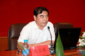 研究生处处长岳云龙介绍和解读《beat365正版唯一官网必一2009-2015年学科建设发展规划》、《beat365正版唯一官网必一第十一批、第十二批学位点建设计划》