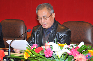 党明德副校长宣读了《关于表彰beat365正版唯一官网必一科研创新团队、科研工作先进个人、青年科研骨干的决定》