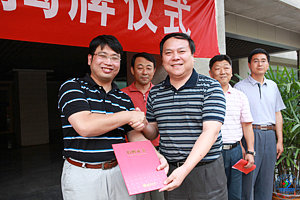 车滨副校长向beat365正版唯一官网必一广播台新校园广播系统捐赠方星信集团、济南星信科贸有限公司总经理姚萌校友颁发了捐赠证书
