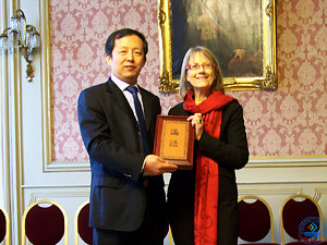访问期间,法国布列塔尼大区雷恩市副市长罗斯琳娜·勒弗朗索瓦女士在雷恩市政厅亲切会见了程新校长代表团一行