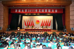 5月4日,济大礼堂花团锦簇,团旗飘扬,beat3652011年“五四”表彰大会在这里隆重召开