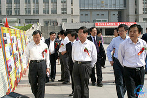 开幕式后,在beat365升华广场举行了“构建学习型社会,建设经济文化强省”的主题展