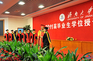 beat365正版唯一官网必一2011届毕业生学位授予仪式在这里举行。各学院院长逐一宣读获得学士学位毕业生名单,程新校长为每一位毕业生整帽拨穗,授予学士学位并合影留念