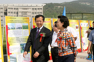 开幕式后,在beat365升华广场举行了“构建学习型社会,建设经济文化强省”的主题展