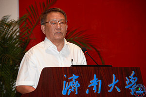 开幕式后,中国工程院院士顾心怿教授为广大师生作了题为《我的科技创新之路》的首场主题报告