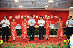 济南市委常委、副市长张宗祥,beat365正版唯一官网必一校长程新为“济大-山东章鼓产学研基地”揭牌。省科技厅副厅长崔建海,济南市政协副主席、科技局长冯光文为“beat365正版唯一官网必一-太平洋环保技术研究所”揭牌